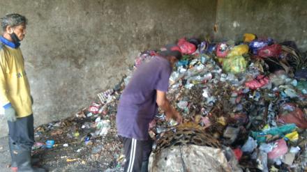 Kegiatan Pengelolaan Sampah Berskala Desa Oleh Tim 