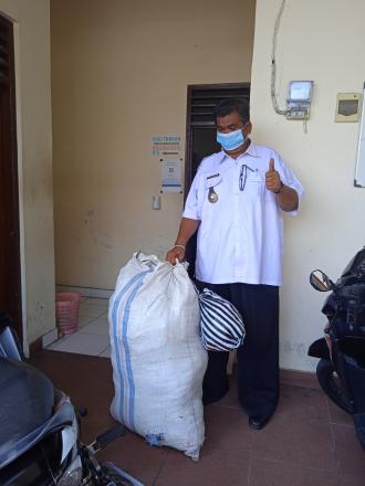 Perbekel Sangsit dan Masyarakat Desa Sangsit membawa Sampah Plastik sebagai syarat Administrasi Desa