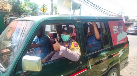 Kadus Desa Sangsit melakukan pemberitahuan kegiatan vaksinasi didampingi Bhabinkamtibmas