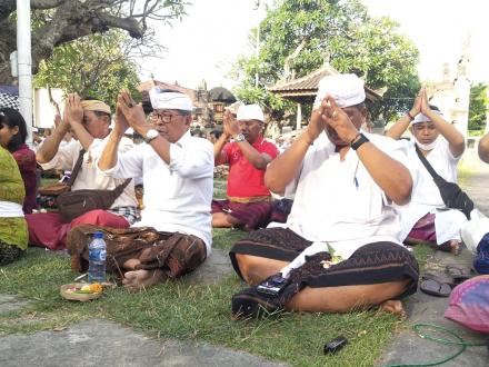 Persembahyangan Bersama dalam Rangka Rahina Tumpek Wayang di Pura Pasupati Desa Sangsit