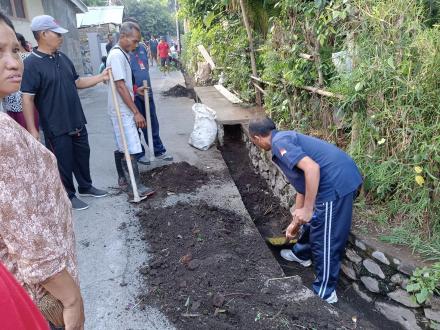 Kegiatan Gotong Royong membersihkan Saluran Drainase di Gang Arjuna, Banjar Dinas Tegal