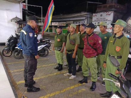 Patroli Rutin menjaga Keamanan di Wilayah Desa Sangsit