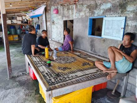 Bapak Perbekel Sangsit berdiskusi dengan masyarakat nelayan terkait dengan program ketahanan pangan