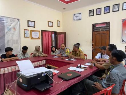 Bapak Perbekel menyelesaikan permasalahan terkait kenakalan remaja di Kantor Perbekel Sangsit