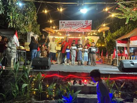 PEMERINTAH DESA SANGSIT SERAHKAN BANTUAN BEASISWA, SERAGAM SEKOLAH DAN SEPATU UNTUK ATLET BOXING