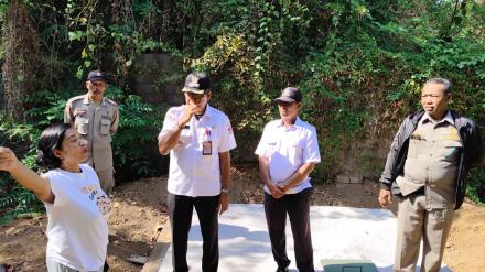 KADUS TEGAL DAMPINGI CAMAT SAWAN TINJAU KELUHAN BAU KANDANG AYAM
