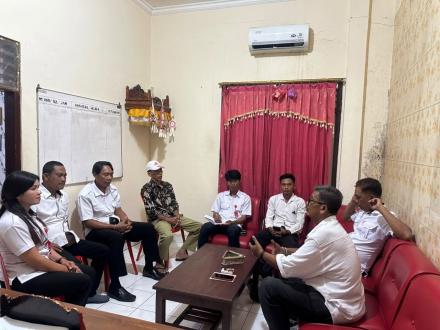 RAPAT INTERNAL EVALUASI KELUHAN WARGA PENGGUNA AIR BERSIH DESA